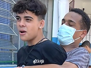 Neg&atilde_o pega novinho desprevenido de jeito
